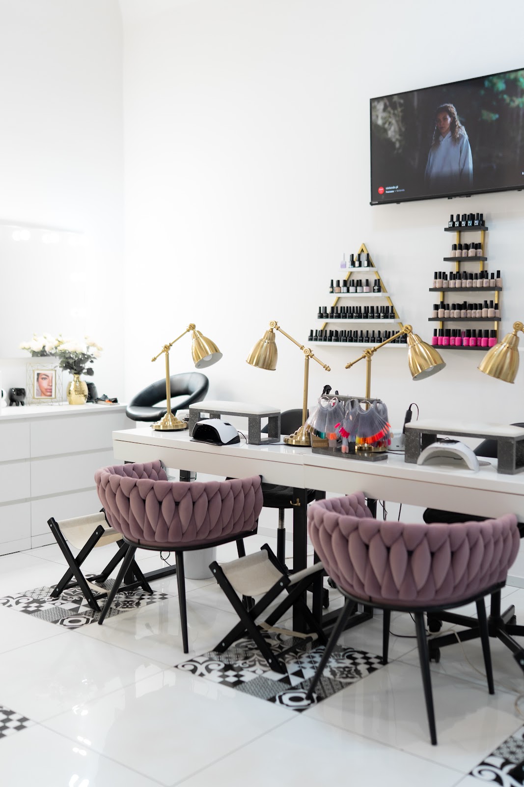 Wnetrze studia Nails Lab, jasne stanowiska manicure ze zlotymi lampami