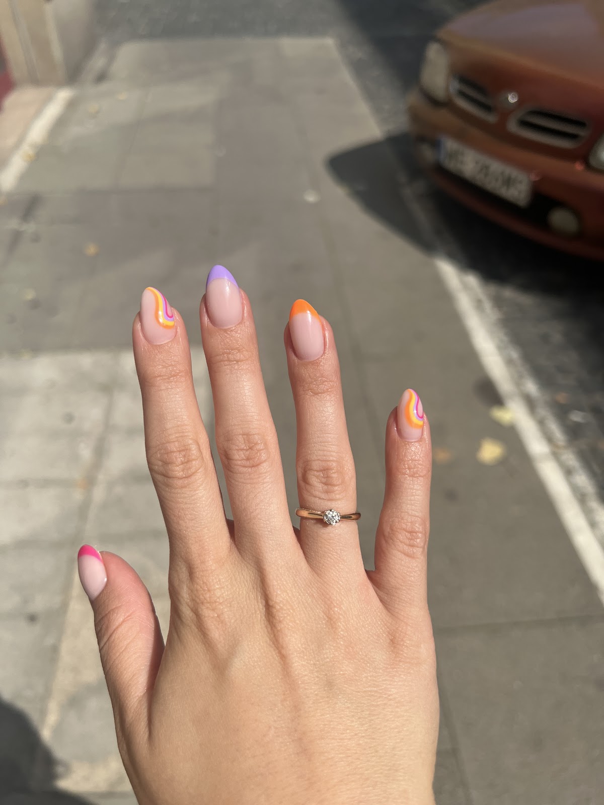 Manicure migdalowy ze zdobieniem w pastelowe fale