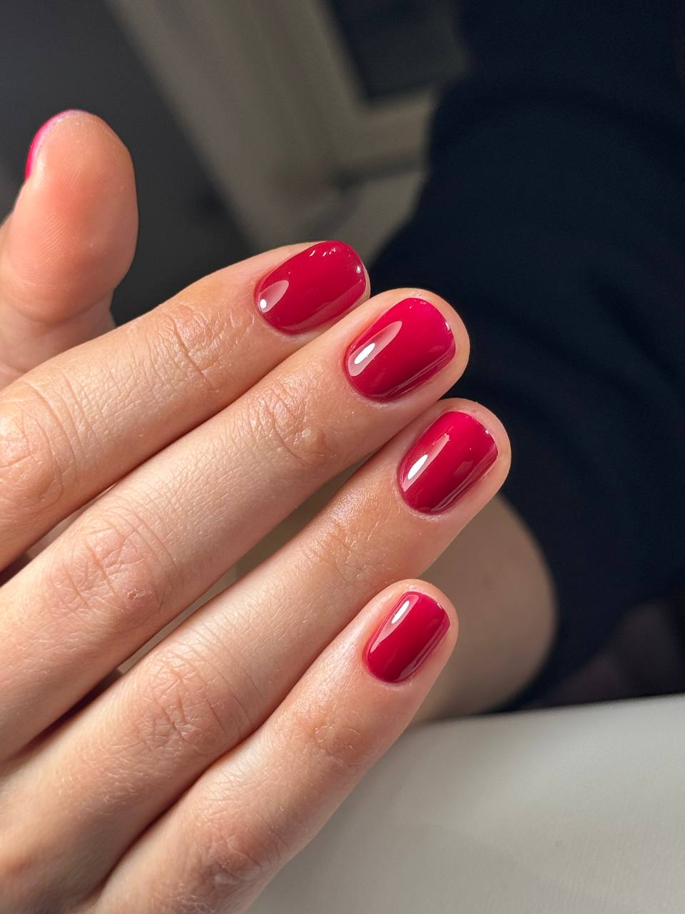 Krotki manicure w glebokiej czerwieni z wysokim polyskiem