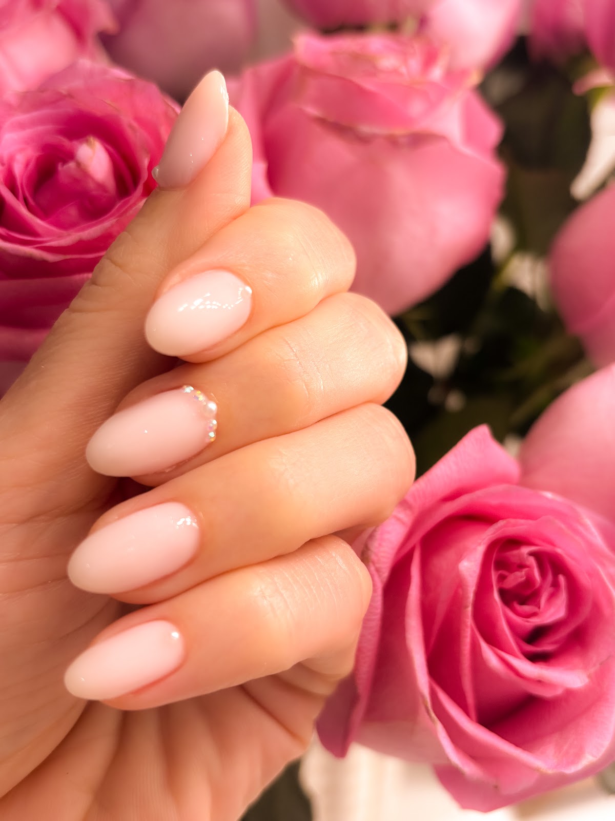 Delikatny rozowy manicure migdalowy z perlowym akcentem